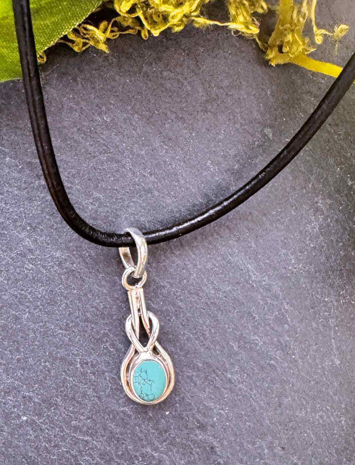 Silberanhänger mit türkisblauem Stein, eingefasst in keltische Schlaufenform – spiritueller Begleiter