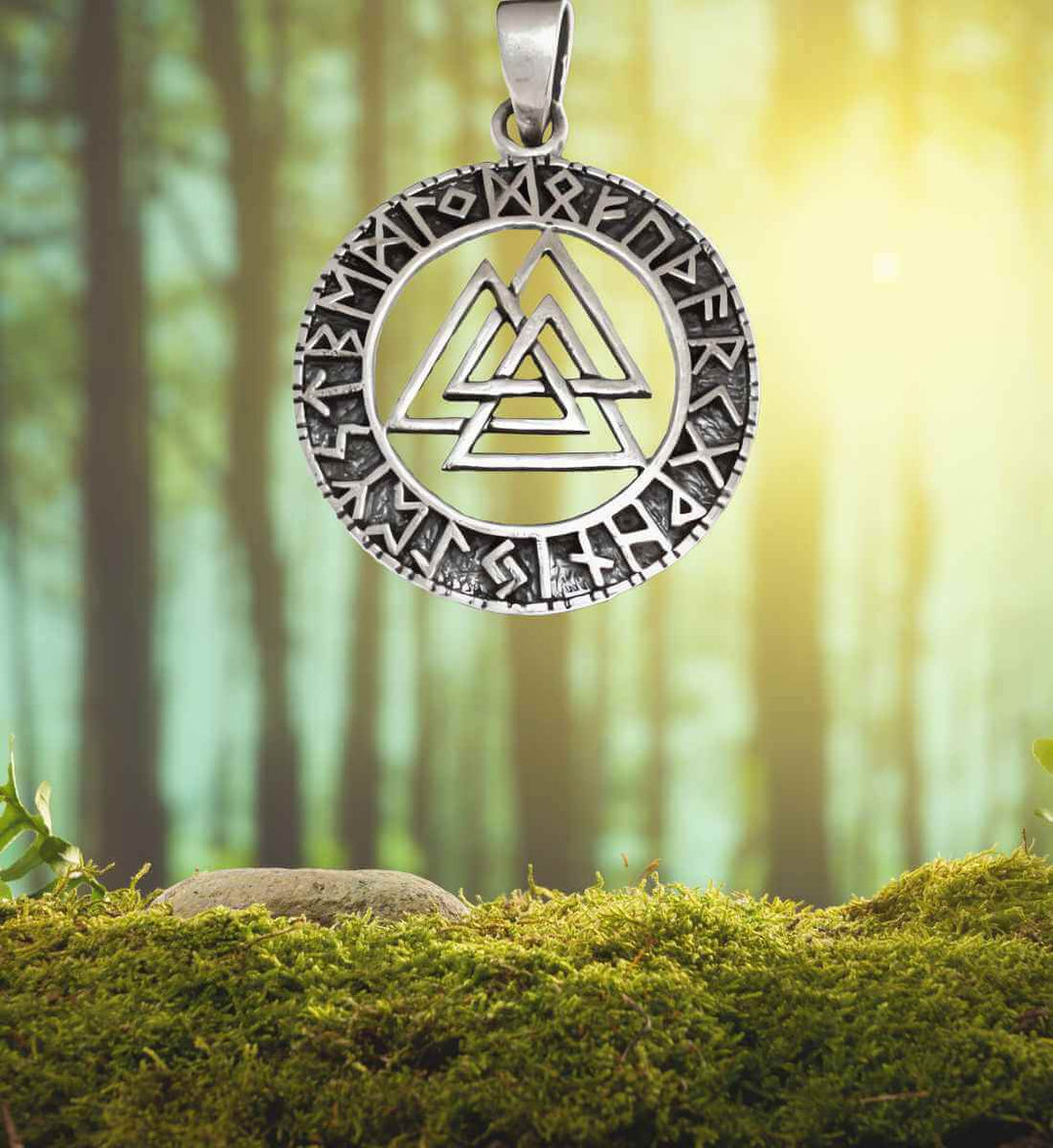 Triaden des Wotans – Valknut Anhänger aus 925 Sterling Silber auf Wald/Moos Hintergrund