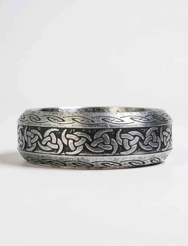 Edelstahlring mit keltischem Knotenmuster und Triskele-Gravur, Seitenansicht auf hellem Hintergrund