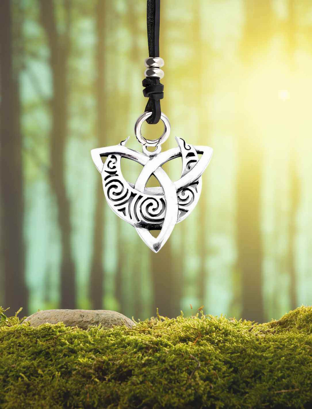 Amulett „Triquetra der Druidin“ – mystischer Silberanhänger mit keltischem Knotenmuster, inszeniert vor magischer Waldkulisse mit Lederband des Waldläufers.