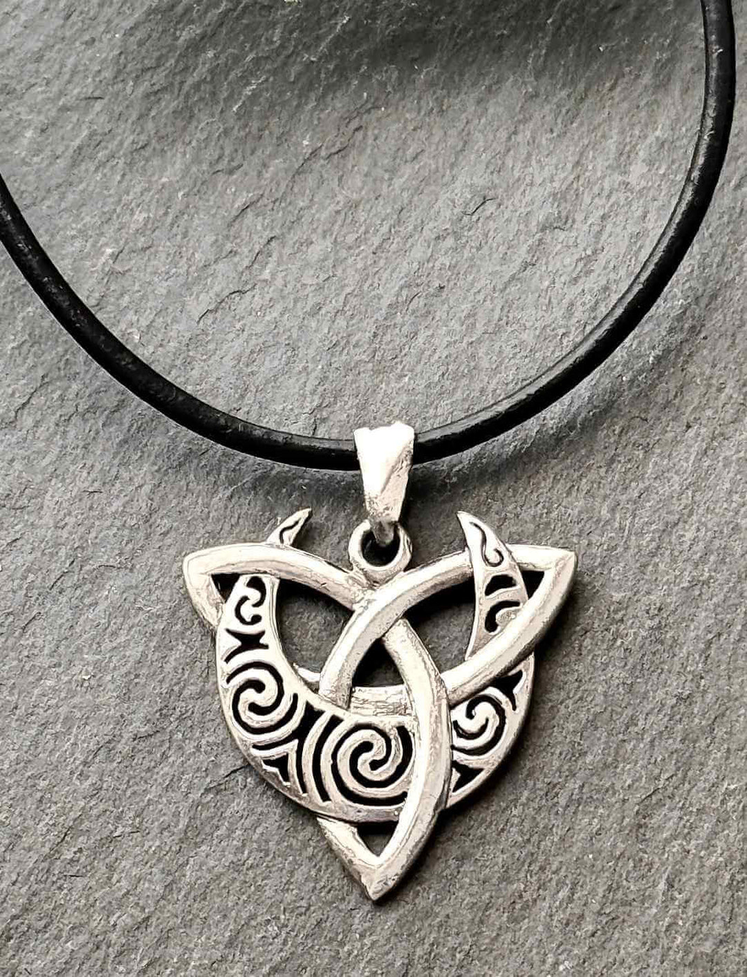 Silberanhänger „Triquetra der Druidin“ auf  steinigem Untergrund – keltisches Amulett mit filigraner Verzierung