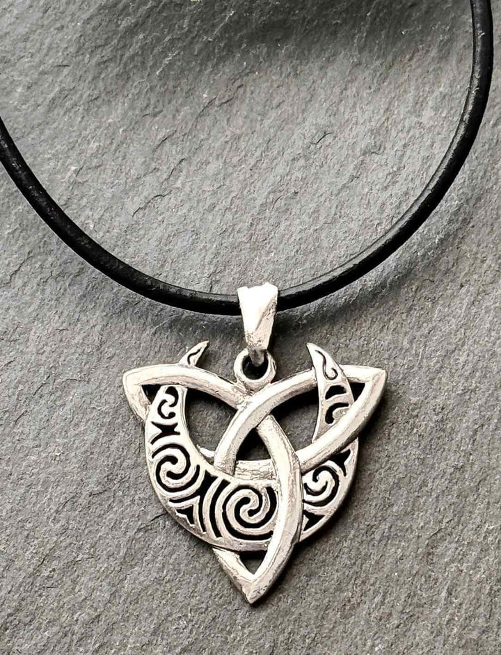 Silberanhänger „Triquetra der Druidin“ auf  steinigem Untergrund – keltisches Amulett mit filigraner Verzierung