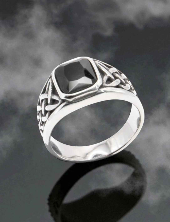 Edelstahlring mit facettiertem Zirkonia und keltischem Knotenmuster, seitlich fotografiert