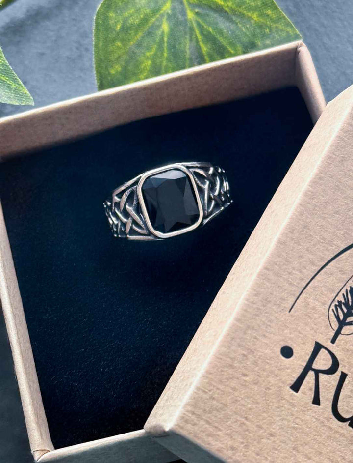 Triquetra der Nacht – schwarzer Siegelring mit keltischem Design in Geschenkbox von Runental