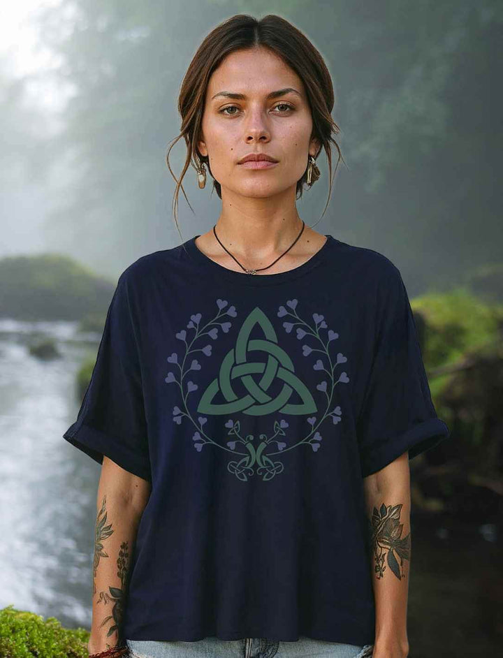 Dunkelblaues Damen Relaxed Shirt mit floraler Triquetra – elegant & tief verwurzelt