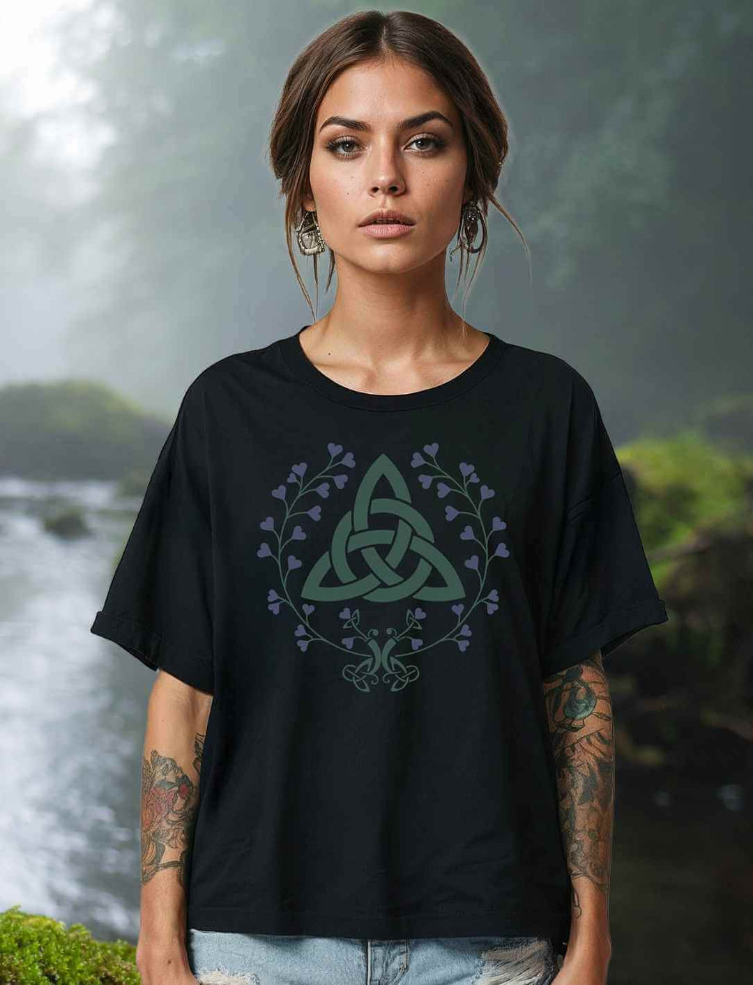 Model trägt schwarzes Damen Relaxed Shirt mit Triquetra-Symbol – mystisch, kraftvoll & naturverbunden