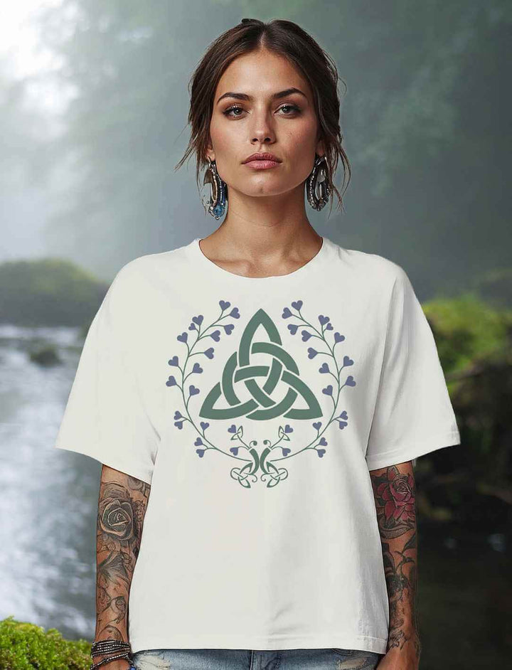 Weißes Bio-Shirt mit grünem Triquetra-Motiv – für Lichtseelen und Naturverbundene