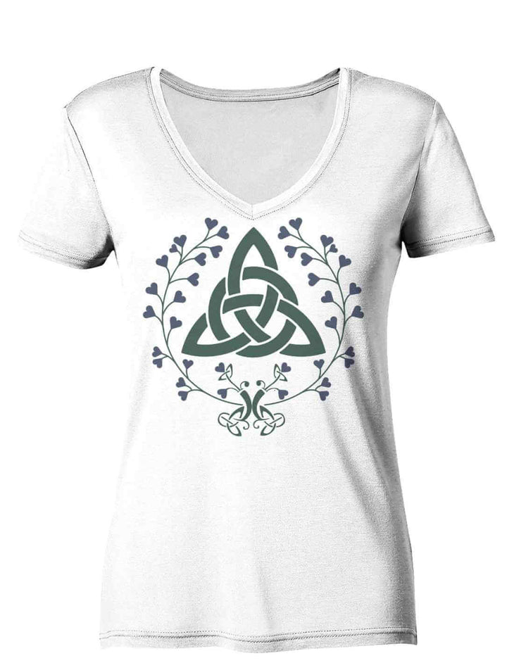Weißes Damen V-Neck-Shirt mit dem Motiv „Triquetra des grünen Bundes“ – feine Naturornamente um eine keltische Knotensymbolik.
