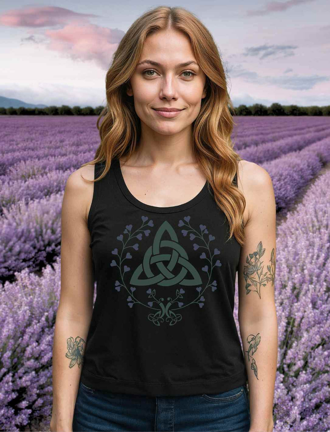 Model trägt Damen Tank Top mit Triquetra-Motiv in Schwarz auf Lavendel Feld.