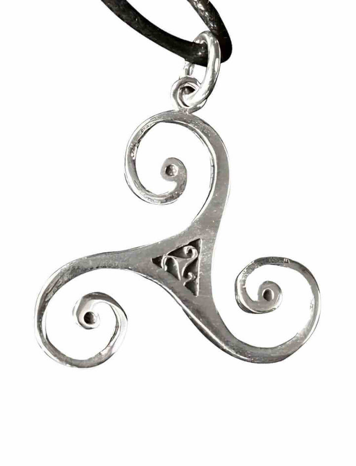 Keltischer Silberanhänger in Form einer Triskele vor weißem Hintergrund – Symbol für Körper, Geist und Seele.