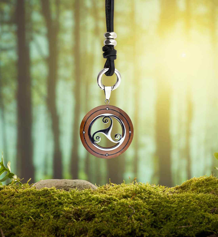 Triskele des Schutzes - Holz Halskette - runental