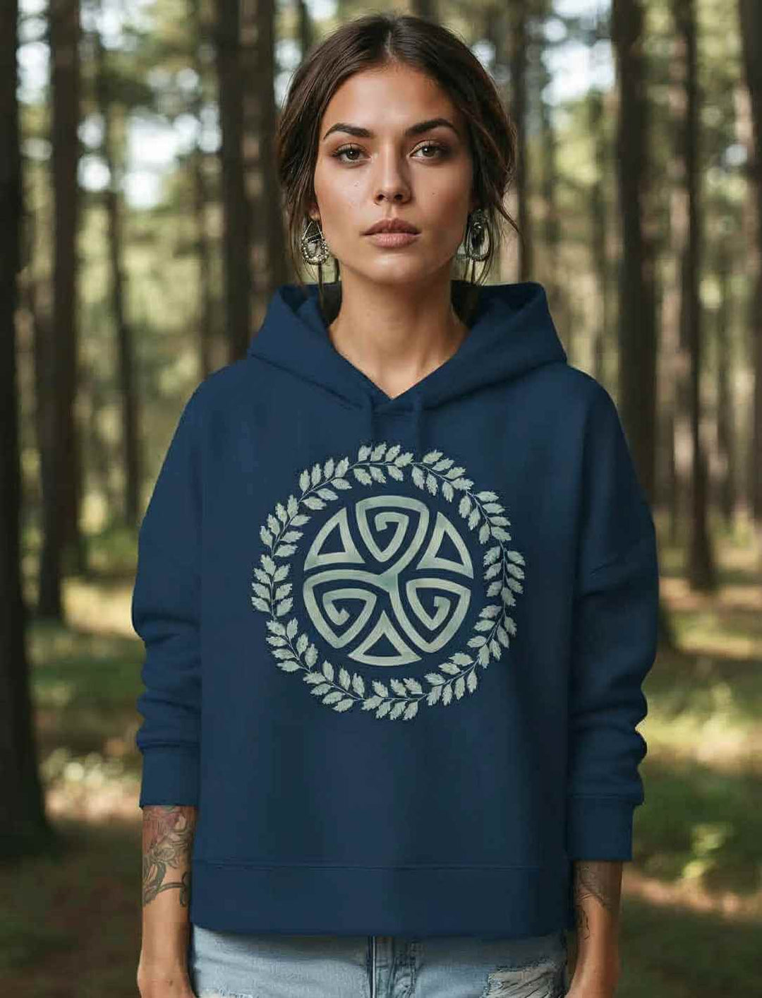 Damen Triskele Hoodie in Nachtblau – Organic Boxcut mit Triskele Symbol und Eichenlaubkranz im Waldlicht