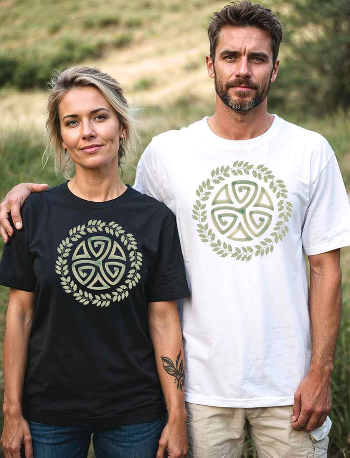 Junge Frau mit dem Triskele des Waldes Shirt in schwarz und junger Mann mit dem weissen Shirt, im Hintergrund ist ein Wald.