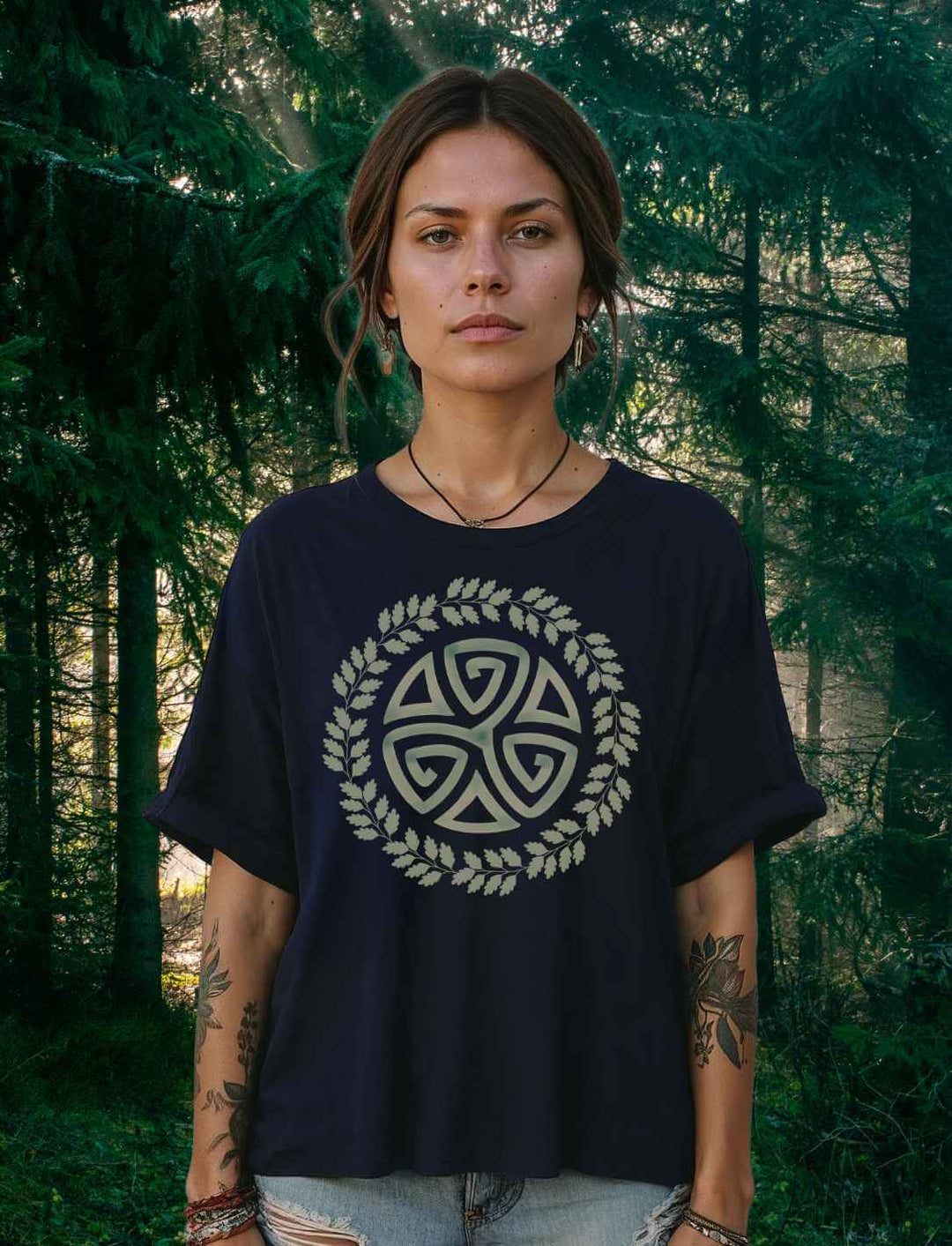 Model im navyblauen “Triskele des Waldes” Shirt mit Triskele und Eichenlaub, stehend im Wald