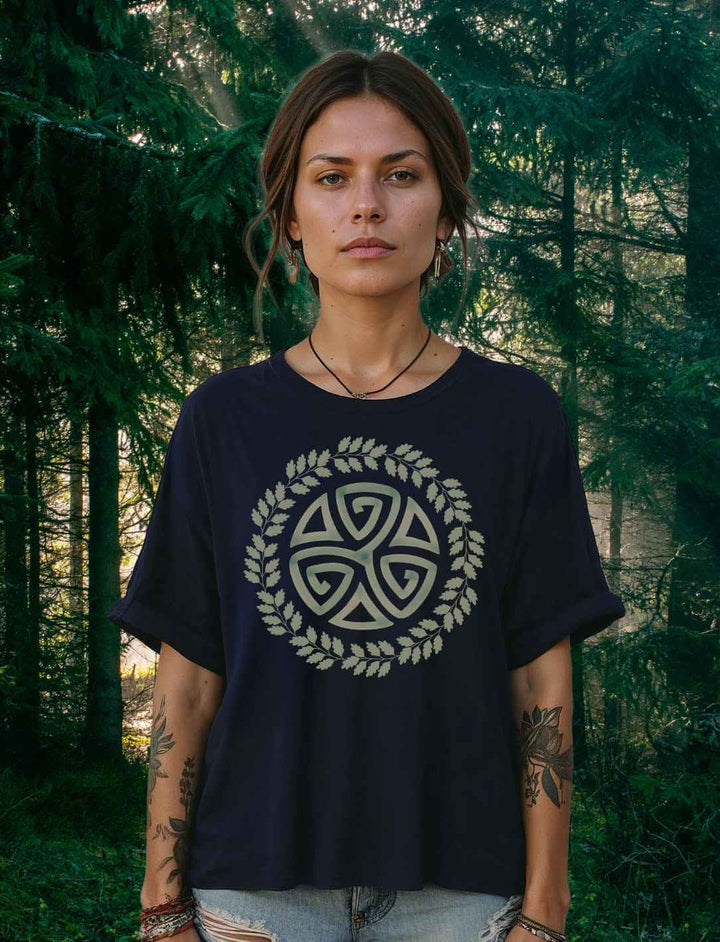 Model im navyblauen “Triskele des Waldes” Shirt mit Triskele und Eichenlaub, stehend im Wald
