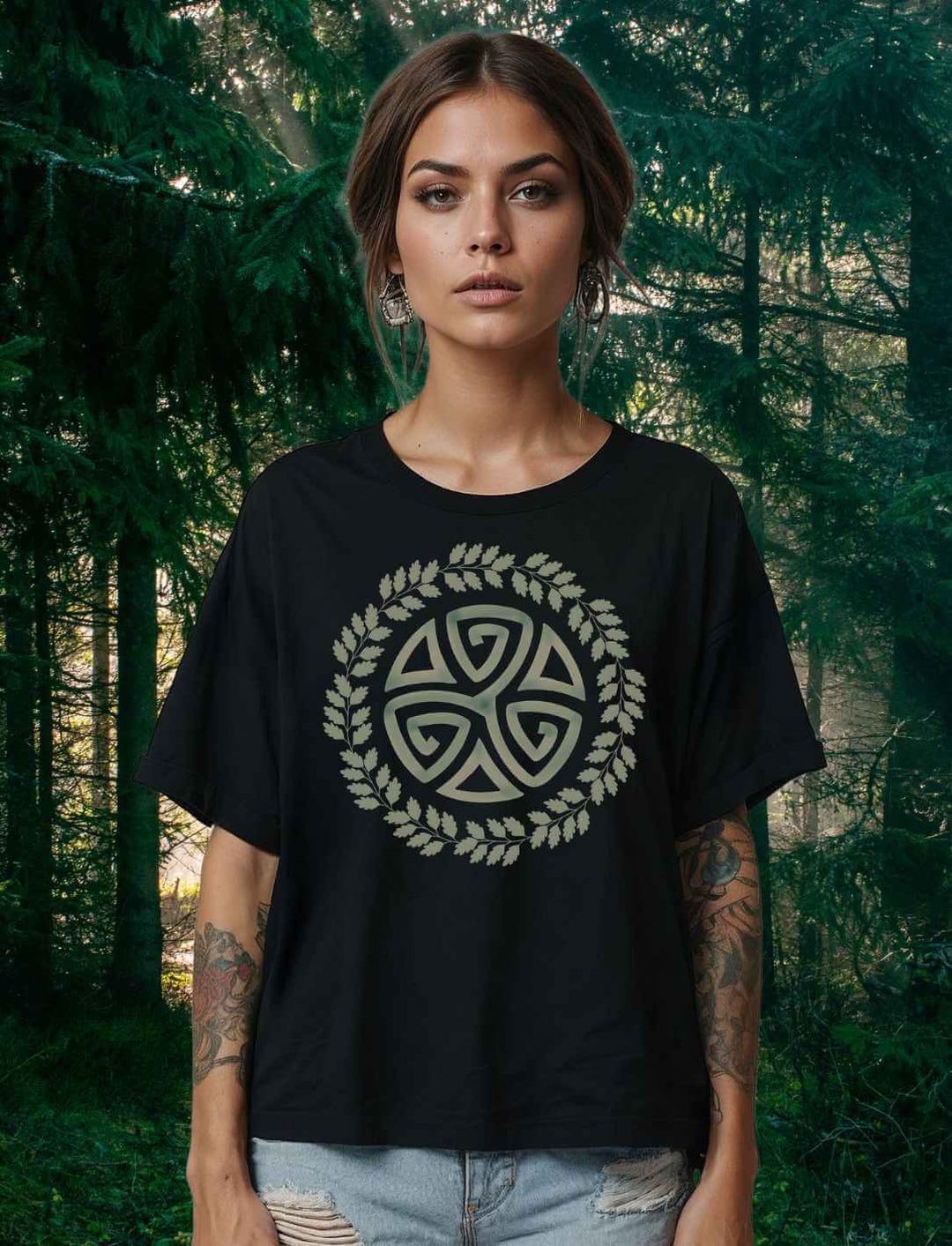Model im schwarzen “Triskele des Waldes” Relaxed Shirt im Wald – keltisches Design mit Eichenlaub
