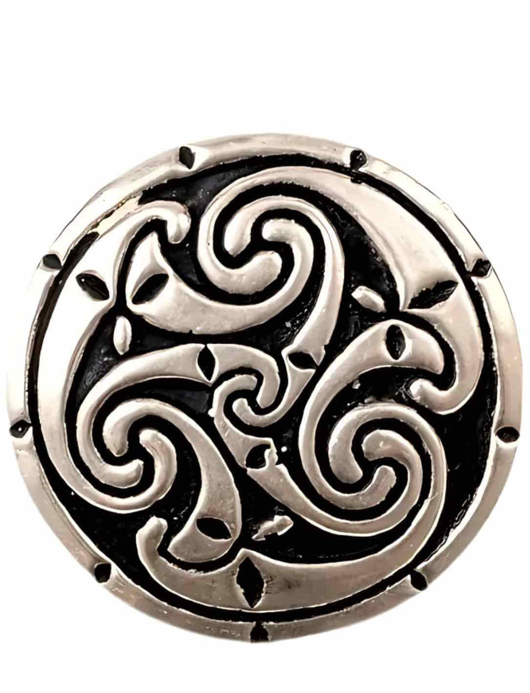 Das kunstvolle Triskelion auf der Ringplatte – drei ineinander fließende Spiralen, die für Wachstum, Natur und die dreifache Göttin Brigid stehen.