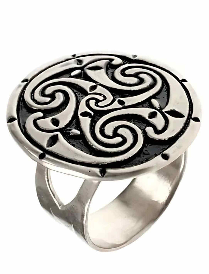 Der echt versilberte Triskelion-Ring mit filigraner Spiraldekoration – inspiriert von keltischer Kunst und alten Mythen.
