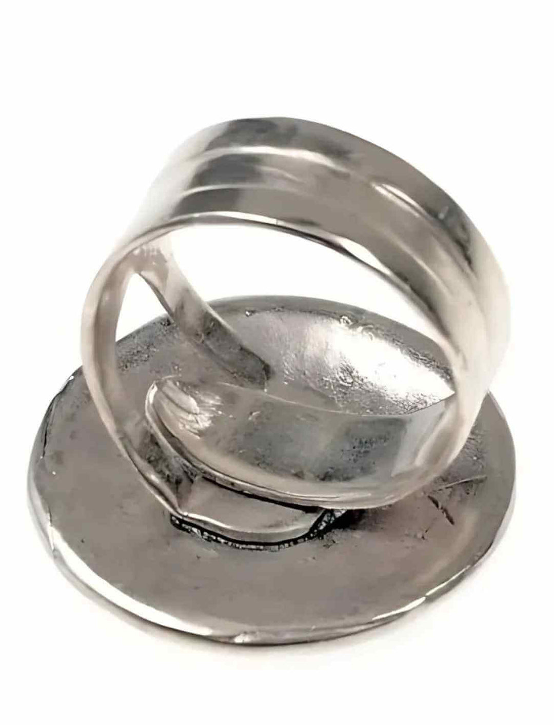 Rückansicht des Triskelion-Rings, die die verstellbare Ringschiene zeigt – passend für jede Ringgröße und angenehm zu tragen.