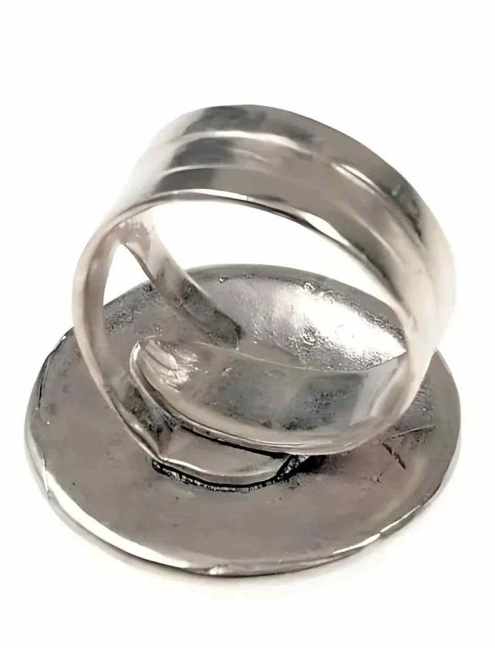 Rückansicht des Triskelion-Rings, die die verstellbare Ringschiene zeigt – passend für jede Ringgröße und angenehm zu tragen.