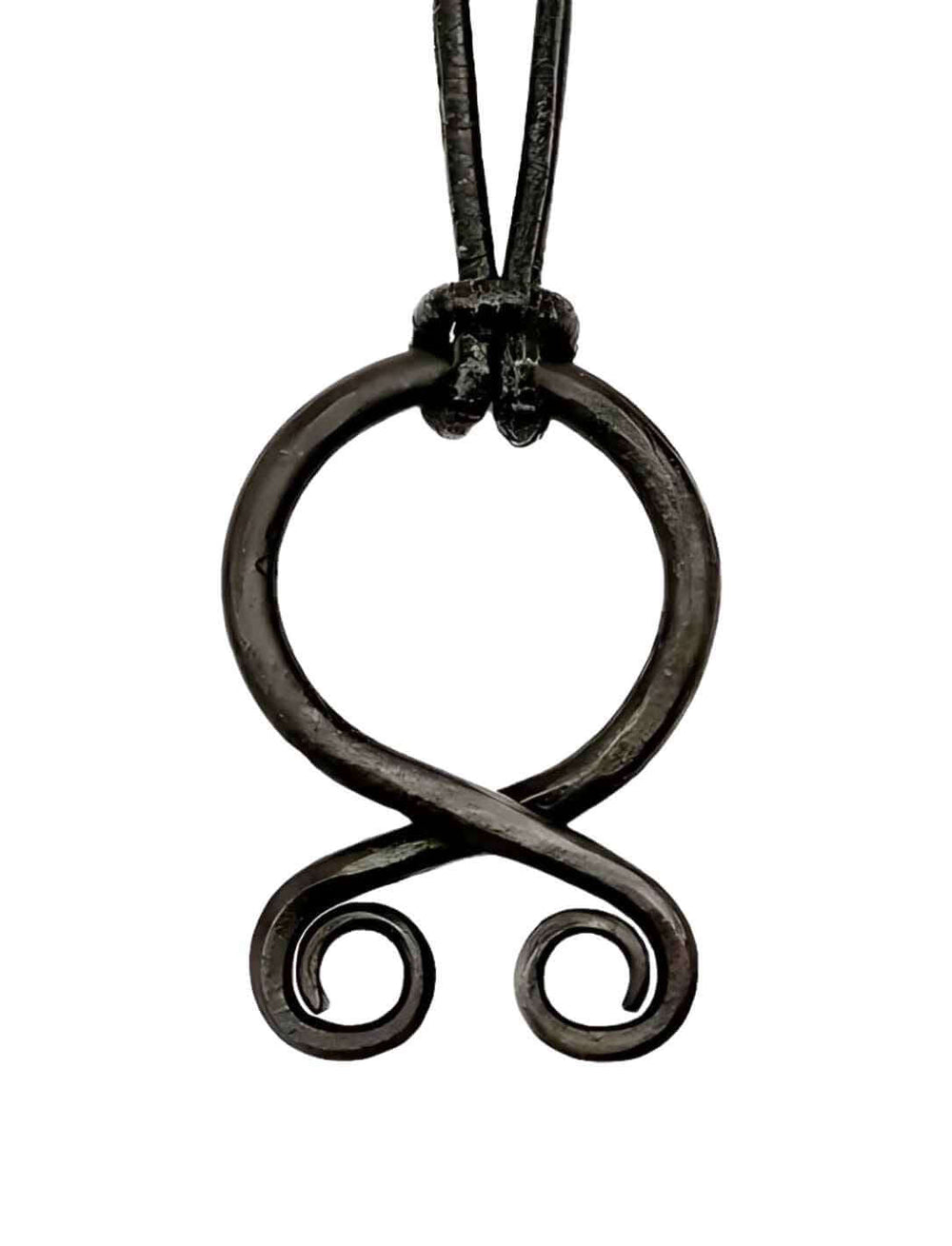 Handgeschmiedetes Trollkreuz des Nordens aus Eisen mit Lederband, inspiriert von den Schutzsymbolen der Wikingerzeit. Ein Symbol gegen Trolle und Unheil.