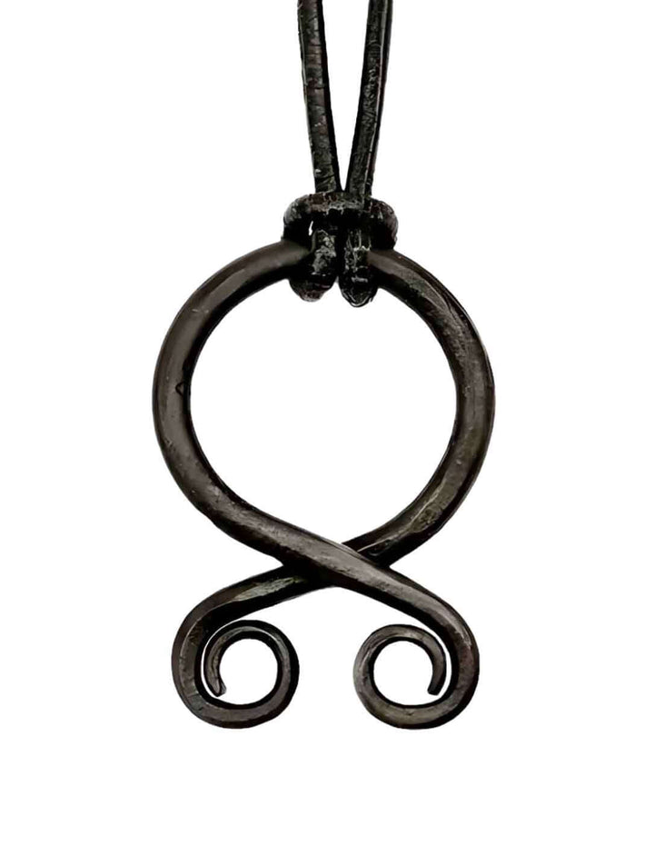 Handgeschmiedetes Trollkreuz des Nordens aus Eisen mit Lederband, inspiriert von den Schutzsymbolen der Wikingerzeit. Ein Symbol gegen Trolle und Unheil.