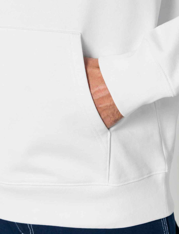 Nahaufnahme der Kängurutasche des Hoodies mit sichtbarer Hand in der Tasche – zeigt die Verarbeitung und das weiche, robuste Material.