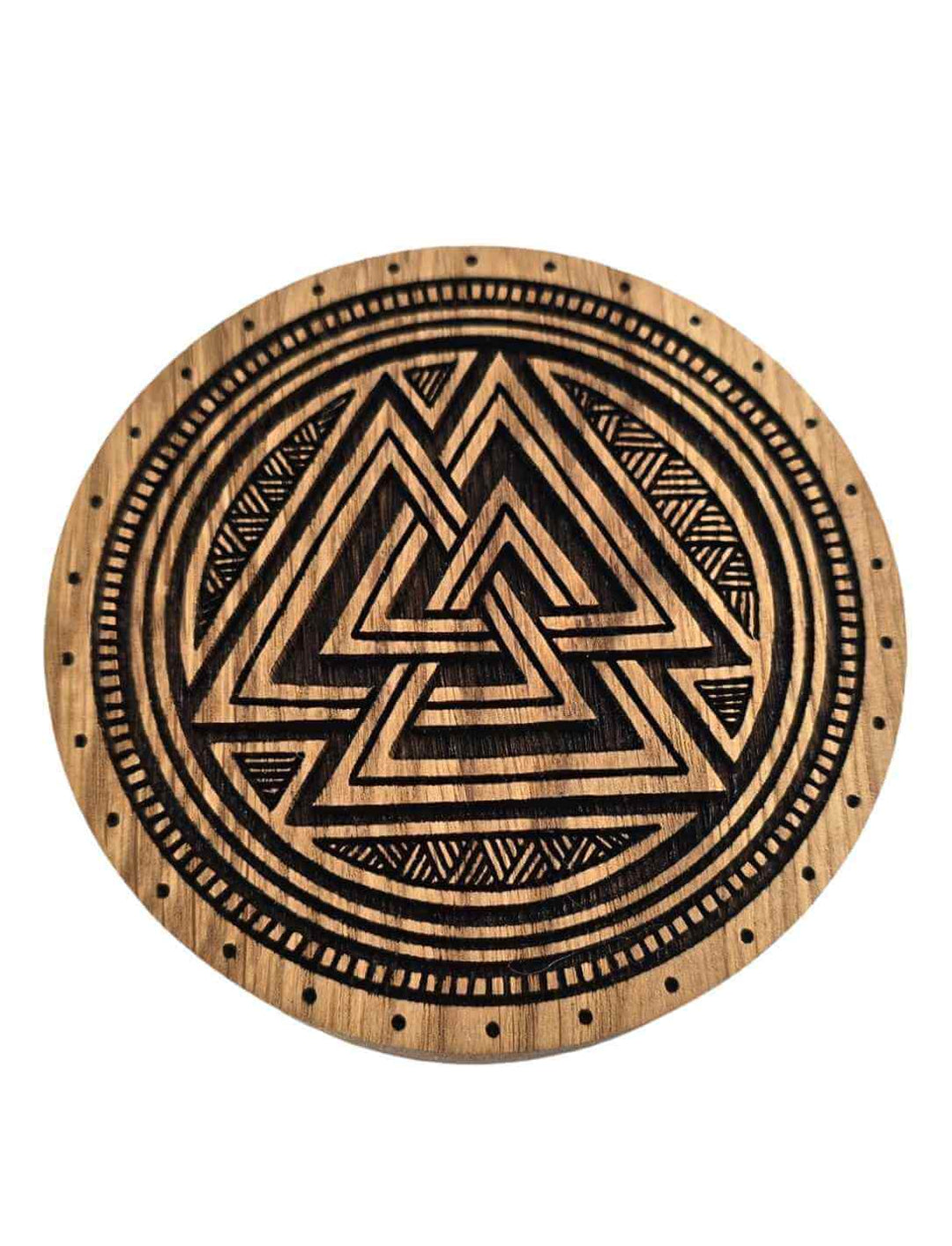 Detailansicht des Valknut-Gravurdesigns auf dem geschlossenen Deckel der Eichenschatulle