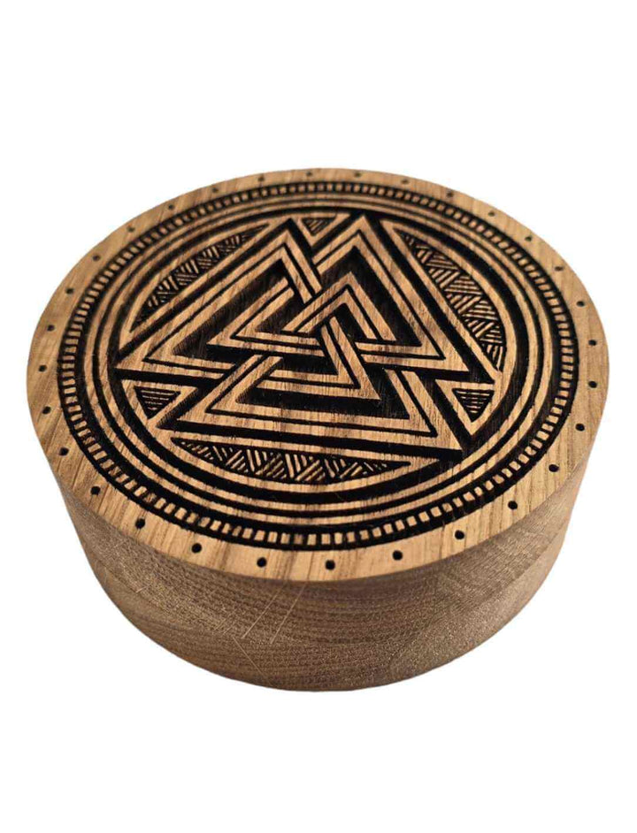 Seitenansicht der geschlossenen Valknut-Schmuckschatulle aus geöltem Eichenholz