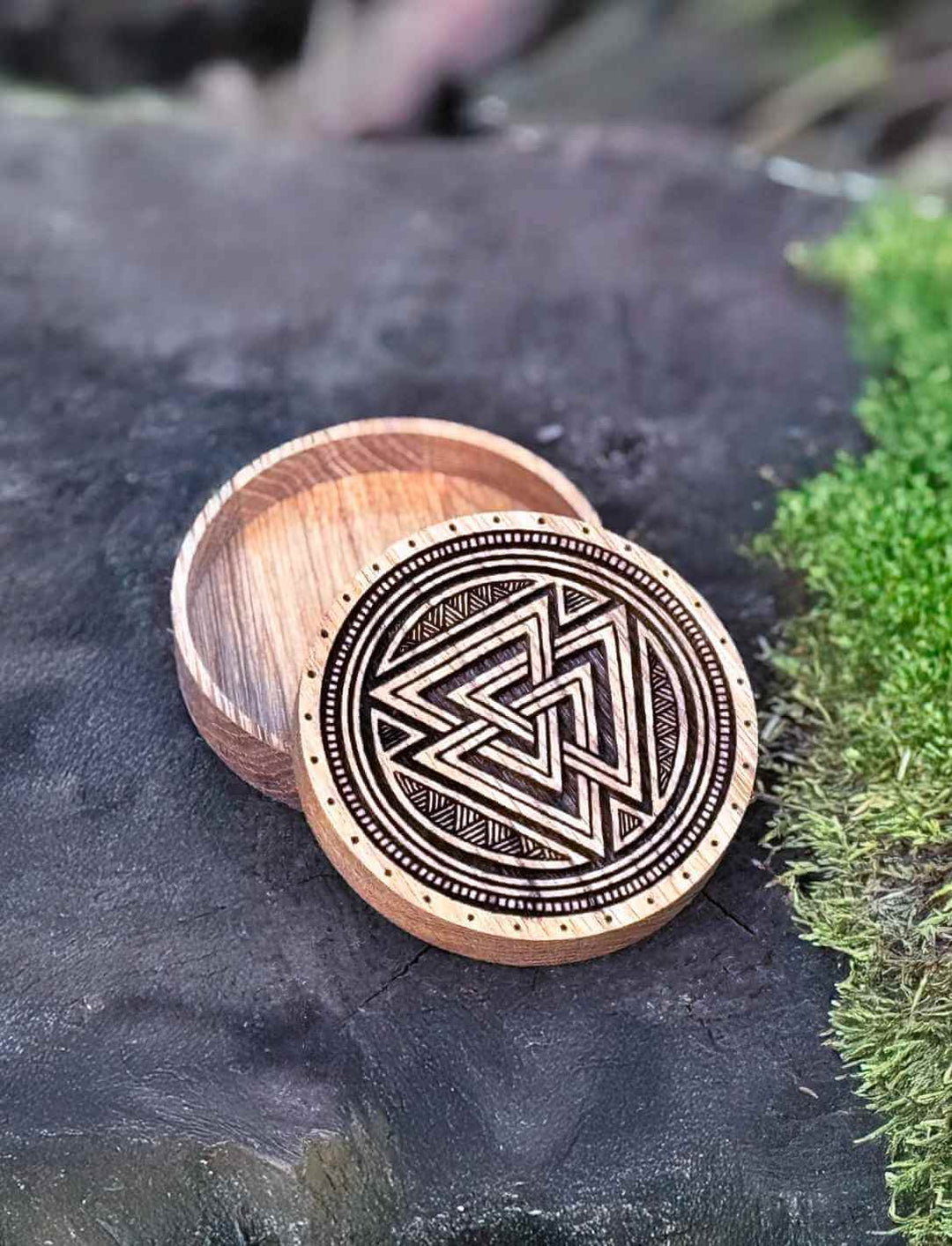 Valknut-Eichenschatulle im Mooswald auf einem Stein, mit geöffneter Deckelansicht