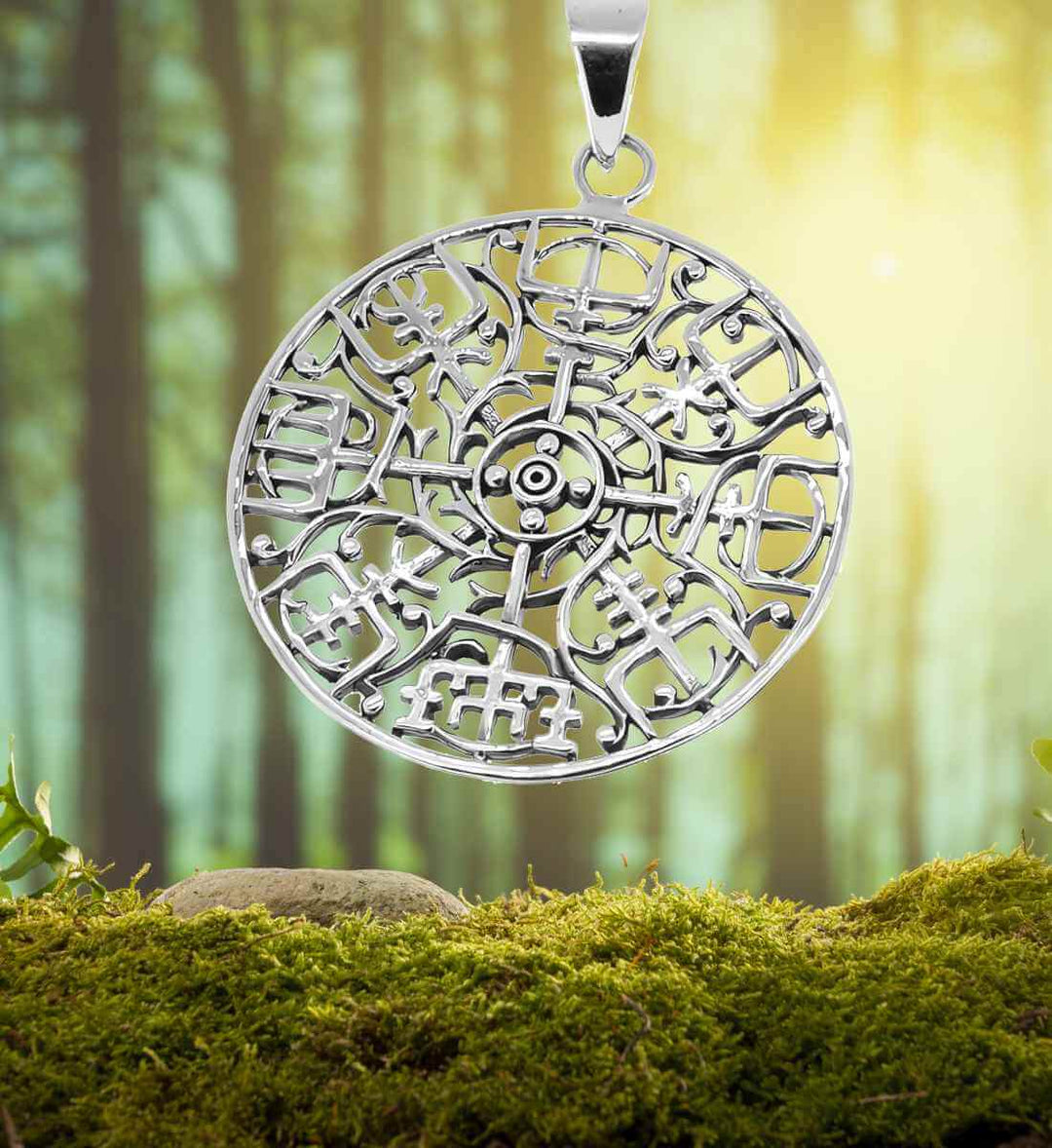 Vegvísir des Skalden Anhänger an gedrehter Lederkette mit Öffnungsclip – Die Kombination aus dem kunstvoll gearbeiteten Silberanhänger und der praktischen, gedrehten Lederkette spiegelt die Reisebereitschaft und Abenteuerlust der alten Wikinger wider.