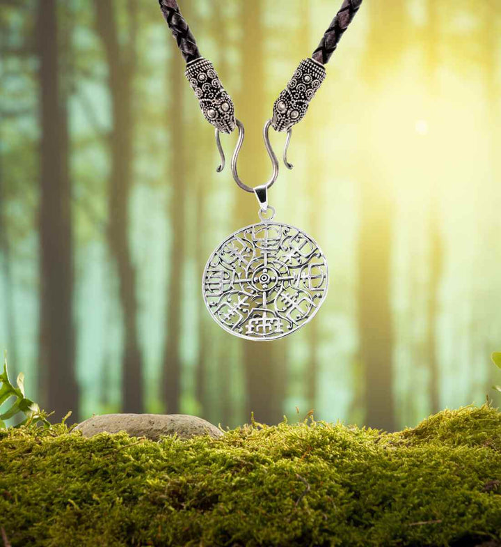 Vegvísir des Skalden Anhänger am 'Band des Rabenwächters' – Der Anhänger, aufgehängt an einer Lederkette mit Rabenköpfen am Verschluss, vereint das mystische Wissen der Skalden mit der Schutzsymbolik der Raben, bekannt als Begleiter des Gottes Odin.