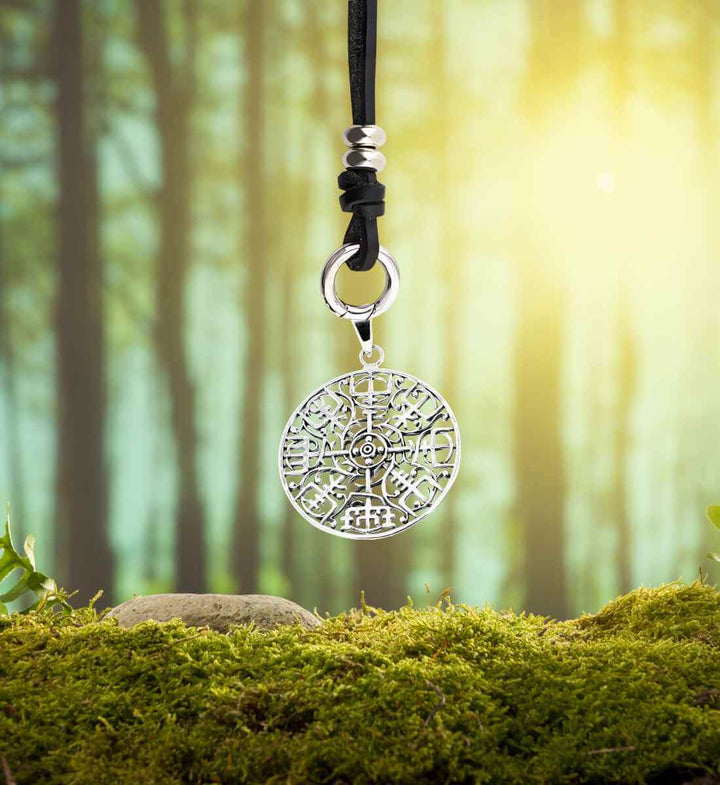 Vegvísir des Skalden Anhänger an 'Band des Waldläufers' – Der 925 Sterling Silber Anhänger, befestigt an einem robusten Lederband, symbolisiert die Verbindung des Trägers zur Weisheit der alten Skalden und zur unberührten Natur der nordischen Wälder.