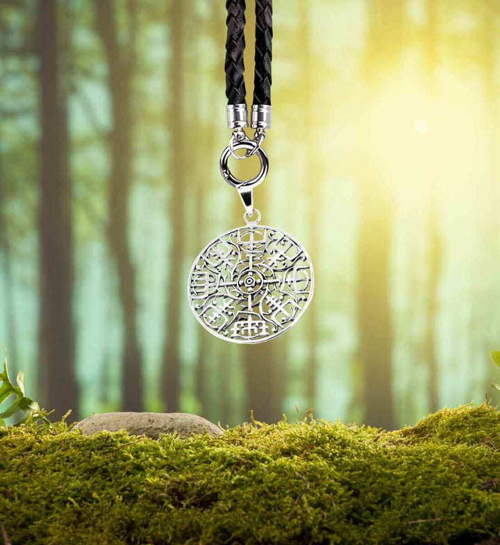 Vegvísir des Skalden Anhänger an gedrehter Lederkette mit Öffnungsclip – Die Kombination aus dem kunstvoll gearbeiteten Silberanhänger und der praktischen, gedrehten Lederkette spiegelt die Reisebereitschaft und Abenteuerlust der alten Wikinger wider.