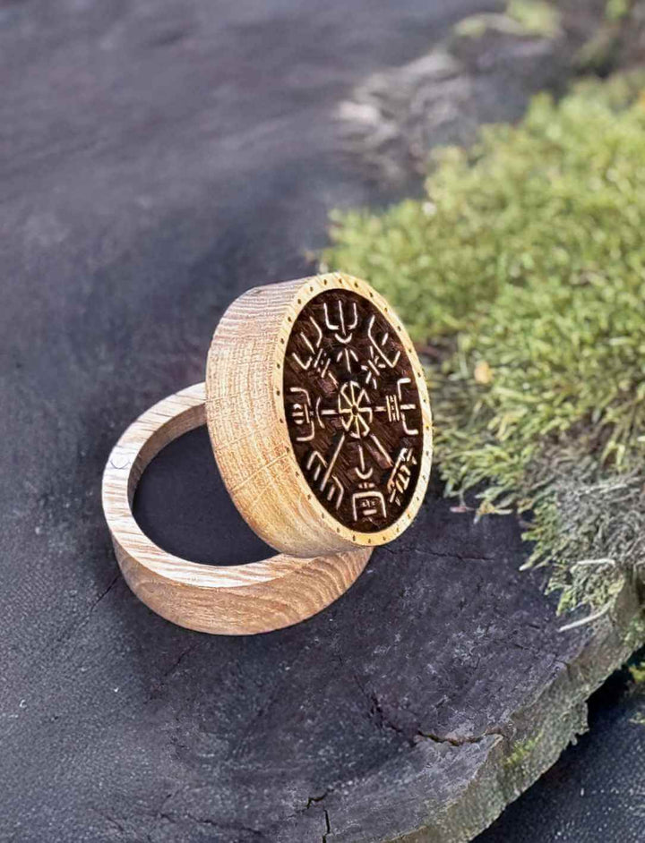 Mystische Schmuckdose mit Vegvisir-Gravur, im Freien auf einem Stein mit Moos platziert – nordisch inspiriertes Aufbewahrungsstück.