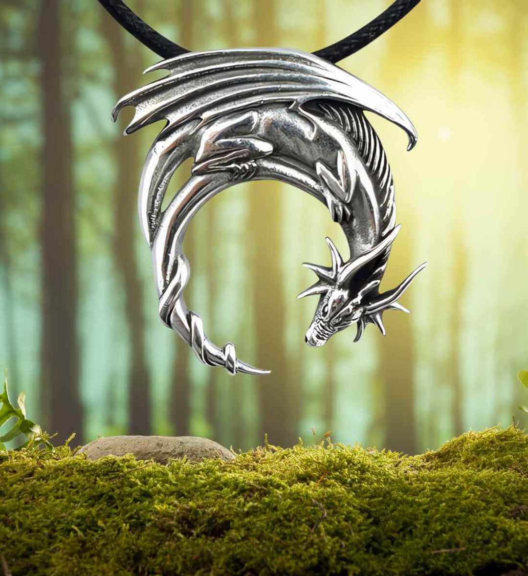 Drachenanhänger 'Wächter der inneren Stärke' in natürlicher Atmosphäre, verkörpert die Verbindung zwischen Himmel und Erde.
