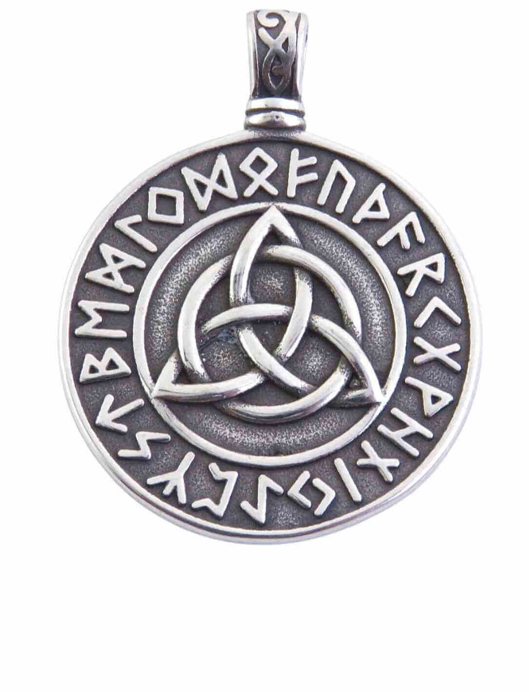 Detaillierter Edelstahlanhänger "Wächter der alten Symbole“ mit keltischem Triquetra und nordischem Valknut auf einem weissen Hintergrund.