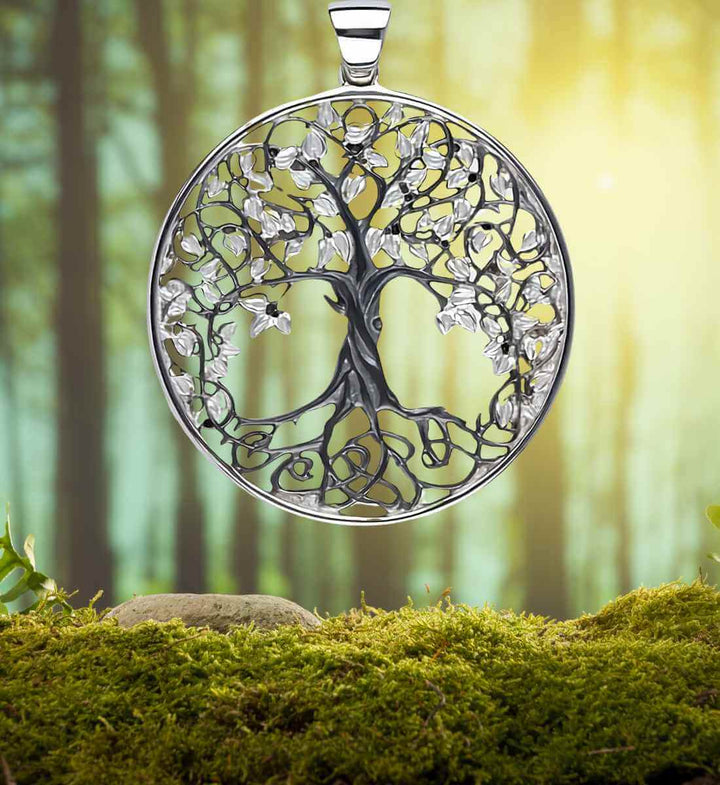Weltenbaum-Anhänger vor Waldmoos - ein Hauch keltischer Magie - Runental.de
