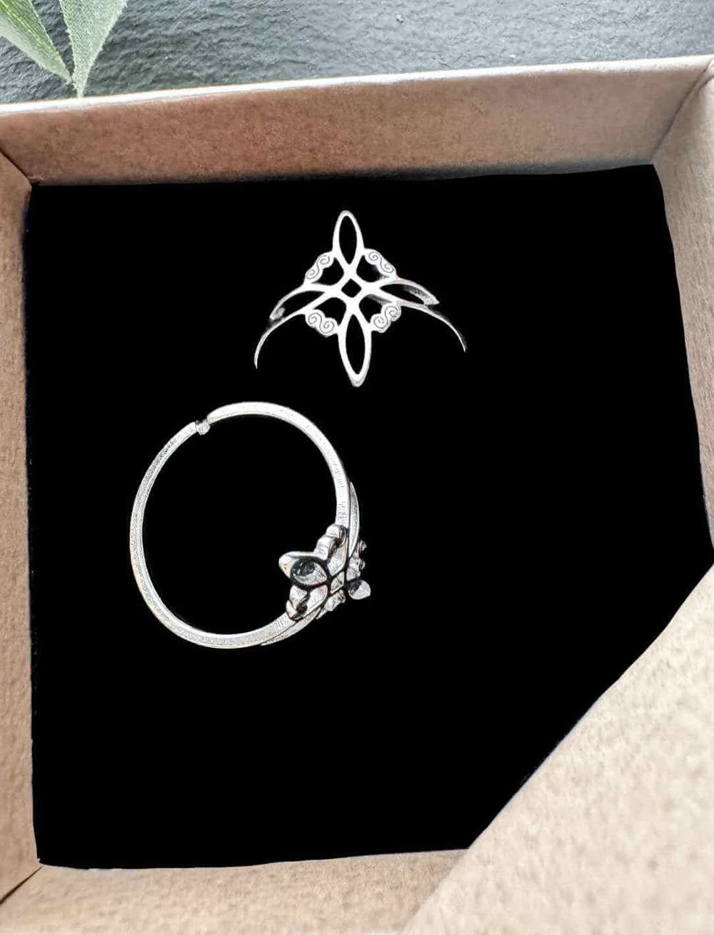 Ring in schwarzer Schmuckbox – Witch Knot Edelstahlring mit filigranem Hexenknoten-Design