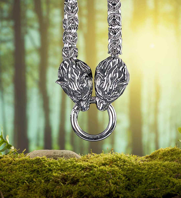 Wodans Gefährten Kette in Aktion, zeigt die vielseitige Anwendung des Cliprings zum Befestigen von Anhängern auf Wald/Moos Hintergrund.