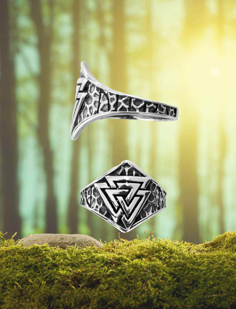 Wotansknoten-Ring als mystisches Artefakt – inszeniert in einem geheimnisvollen Wald, Symbol alter Macht.