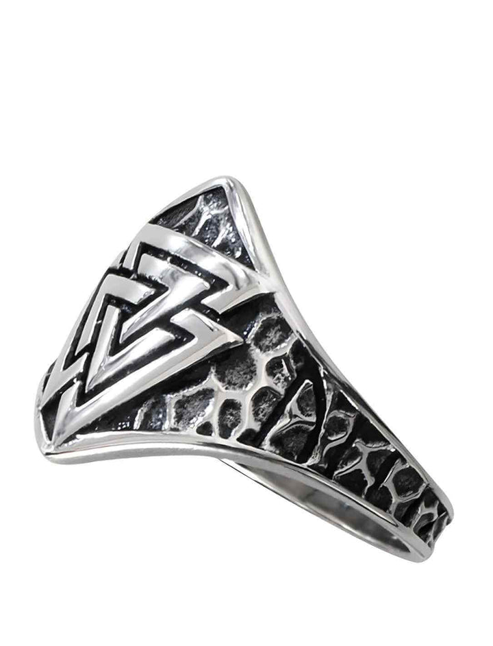Edler Edelstahlring mit Wotansknoten auf gehämmertem Grund – Symbol nordischer Entschlossenheit.