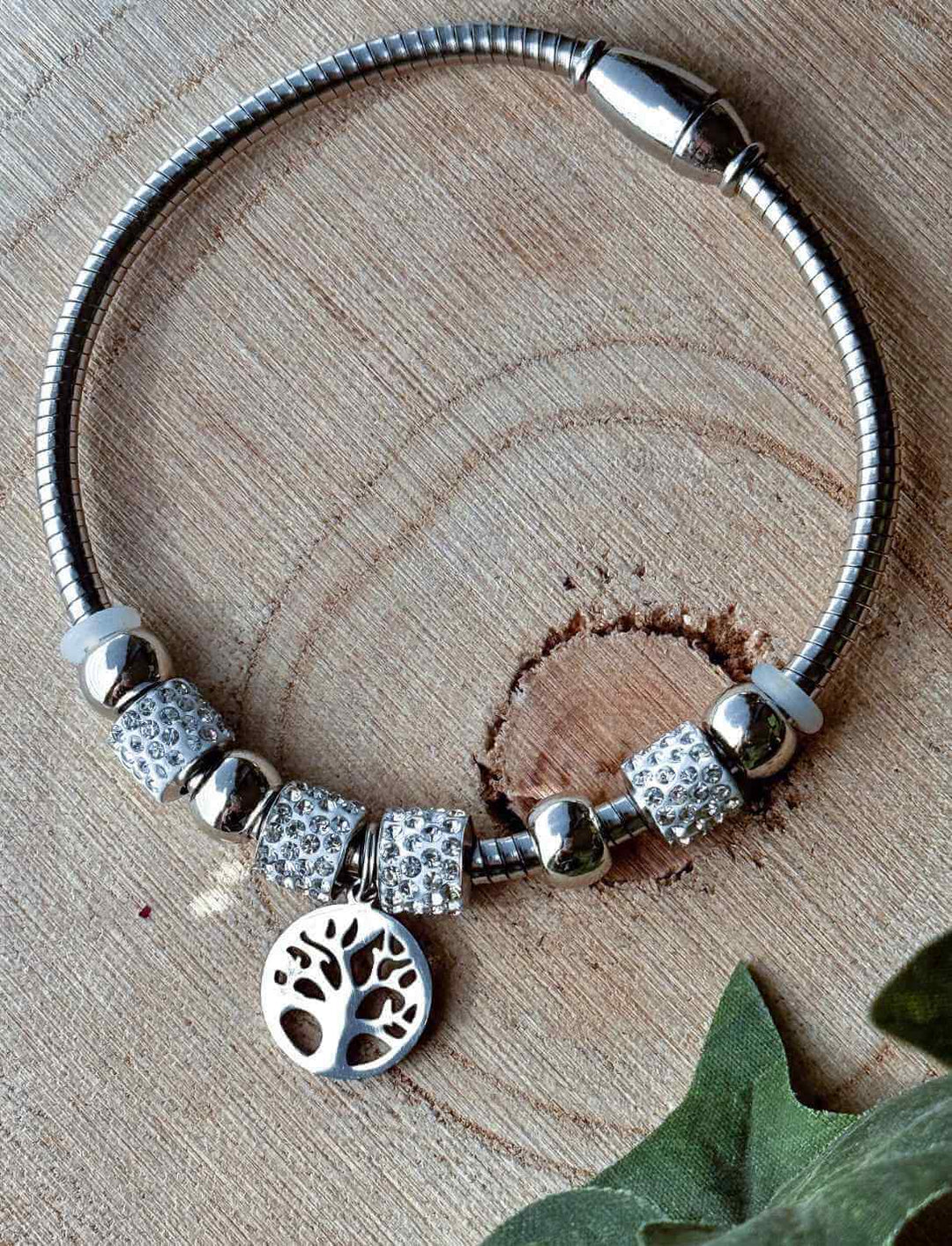 Detailansicht des Armbands „Yggdrasils Glanz“ mit feinem Lebensbaum-Anhänger und glitzernden Kristallakzenten im Runental-Stil