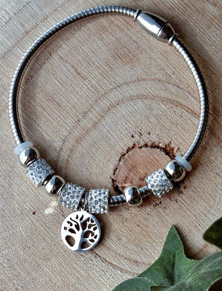 Detailansicht des Armbands „Yggdrasils Glanz“ mit feinem Lebensbaum-Anhänger und glitzernden Kristallakzenten im Runental-Stil