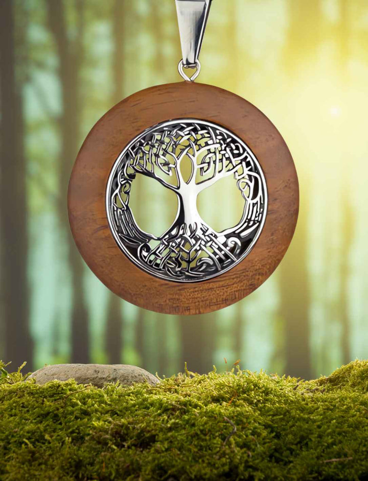 Yggdrasils Segen Anhänger in detaillierter Ansicht vor natürlichem Moos- und Waldhintergrund – Runental.de