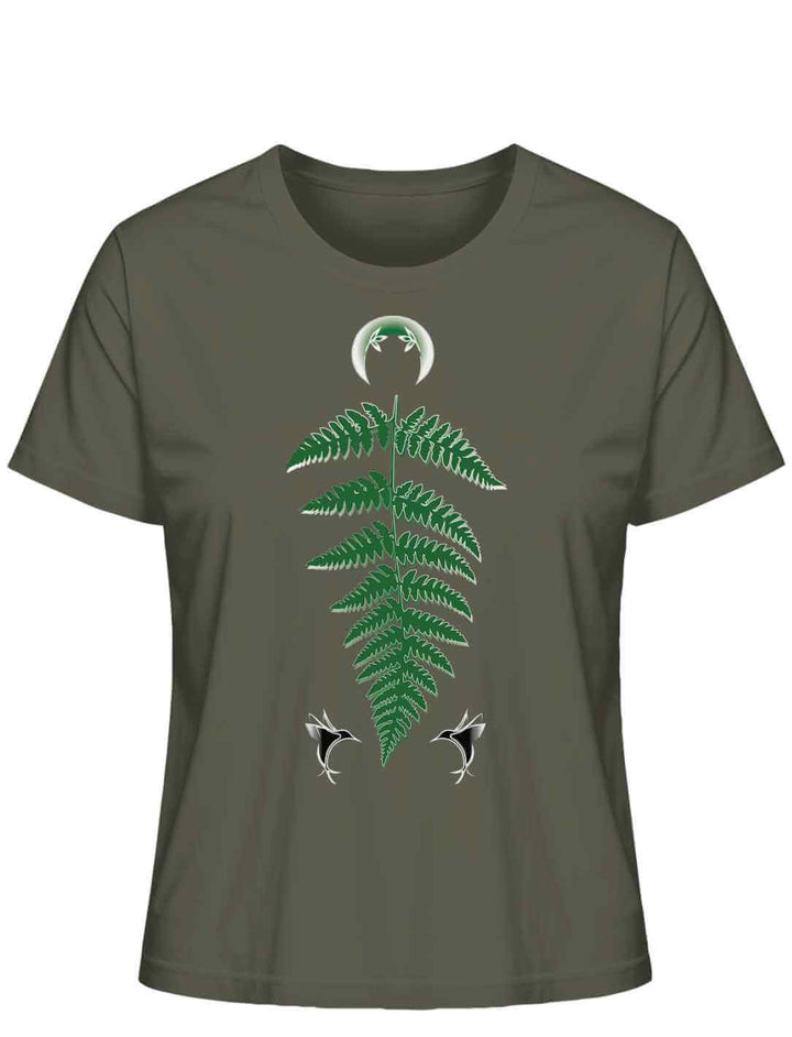 Damen-T-Shirt 'Zauberhafte Naturwelt' in Khaki mit grünem Farnblatt-Motiv und zwei kleinen weißen Libellen, gekrönt von einem weißen Halbmond.