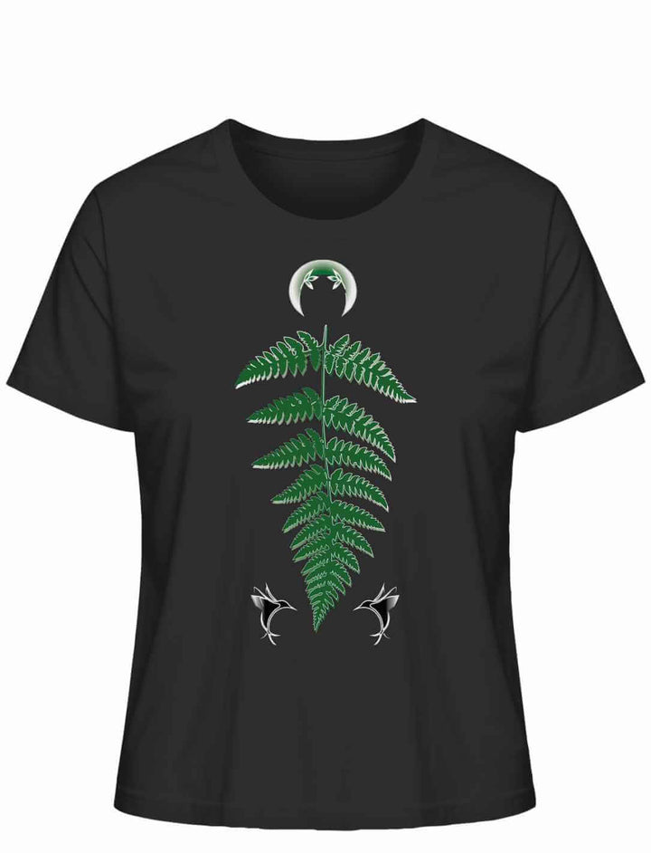 Schwarzes Damen-T-Shirt 'Zauberhafte Naturwelt' mit grünem Farnblatt-Motiv und zwei kleinen weißen Libellen, gekrönt von einem weißen Halbmond.