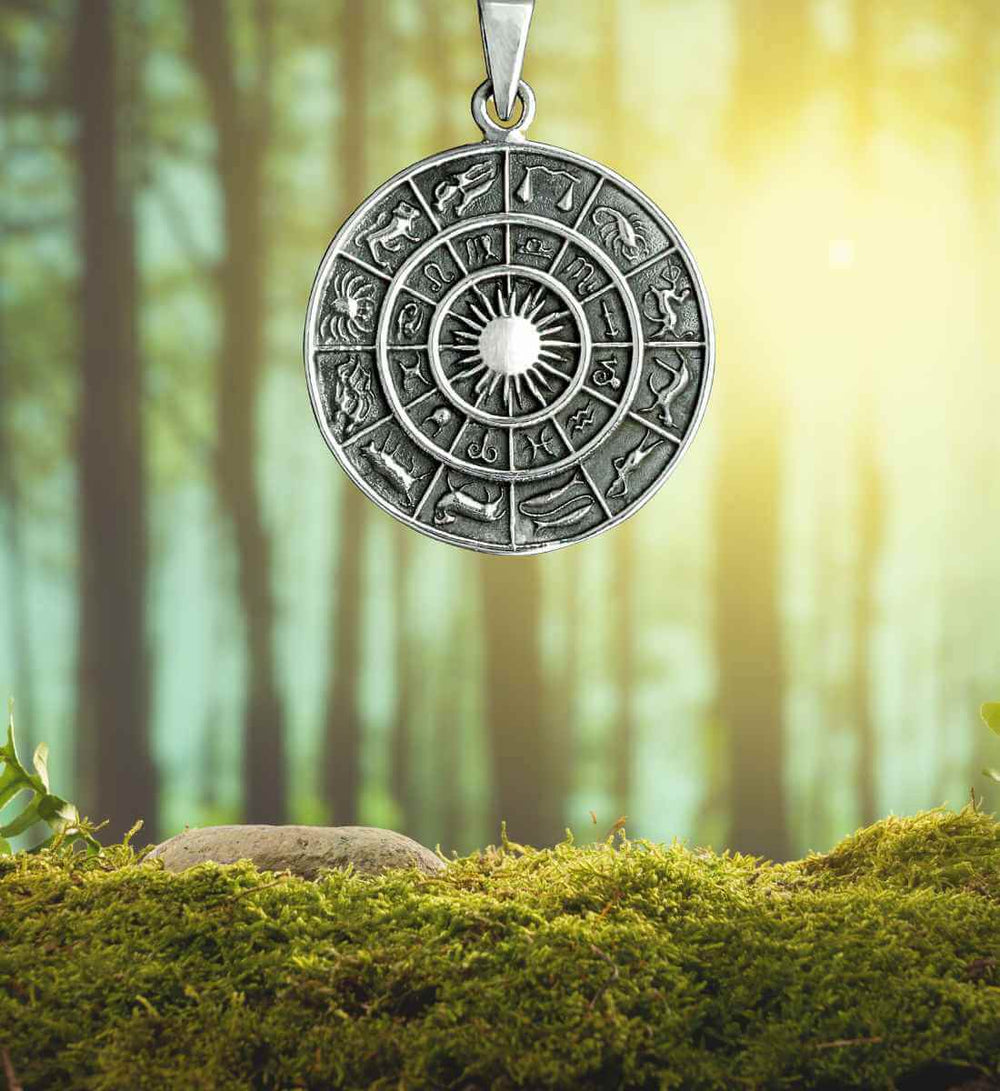 Zodiak Tierkreis Amulett – Sternzeichen Anhänger aus 925 Sterling Silber auf Wald- und Mooshintergrund