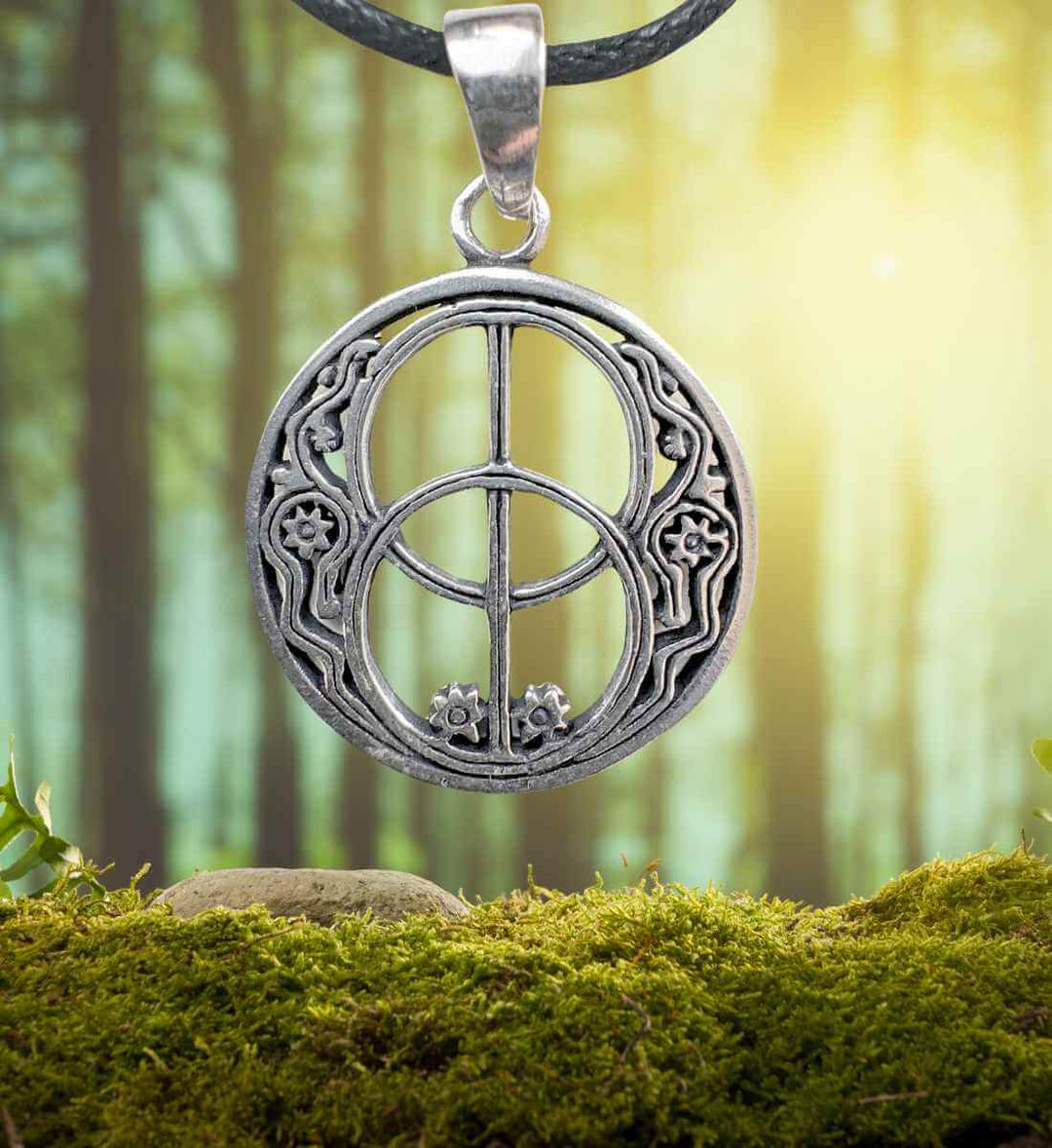 Legende von Glastonbury Silbermedaillon vor einem Wald- und Mooshintergrund - Runental.de