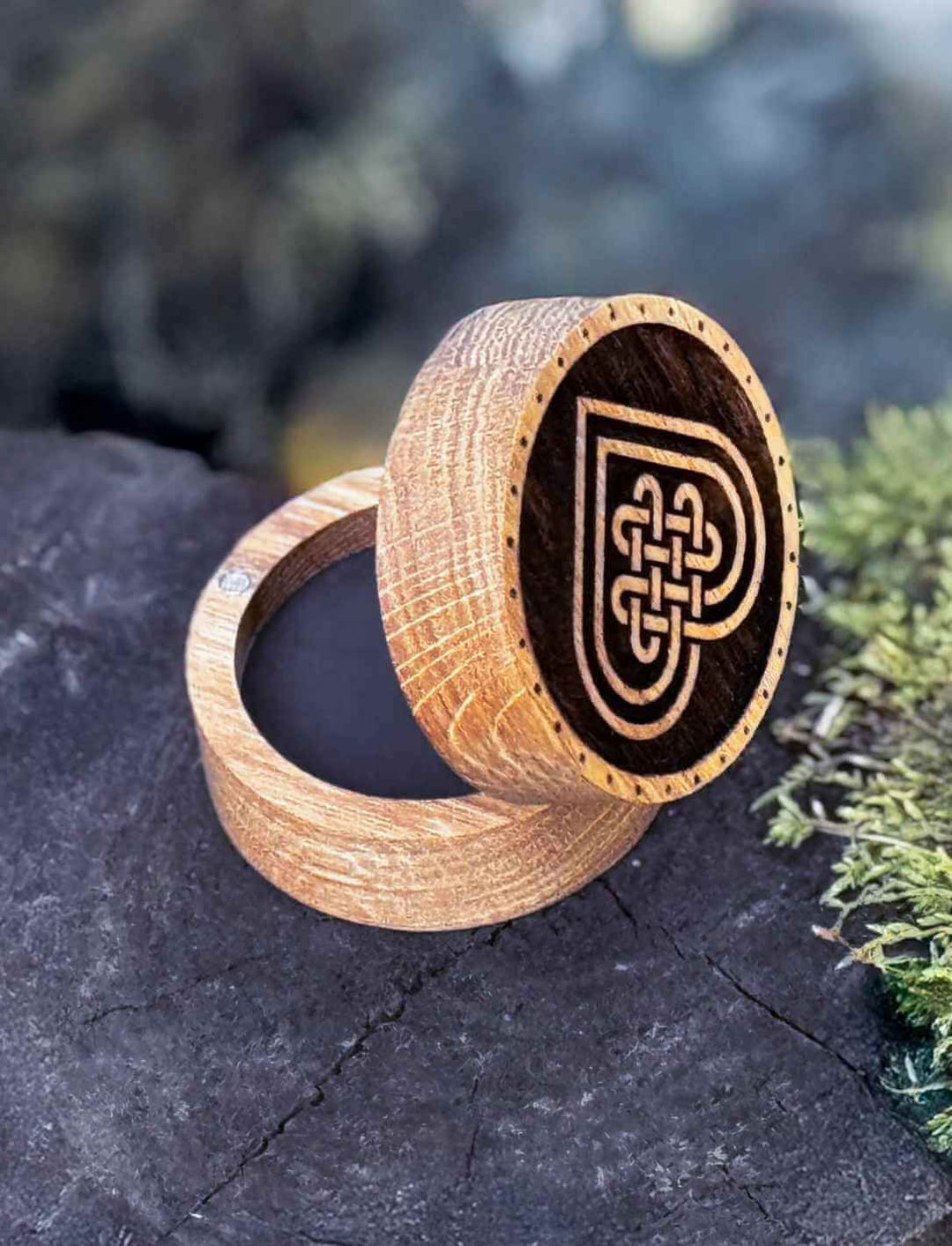 Celtic Heart Schmuckdose aus Eichenholz, fotografiert auf Waldhintergrund.